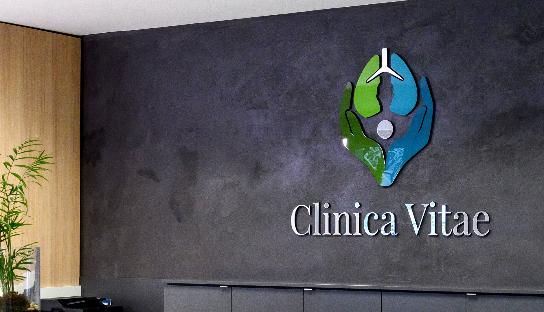 clinica-vitae-letteratura-con-plexi-spazio-letteratura-3d-colore-logo-con-plexi-letteratura