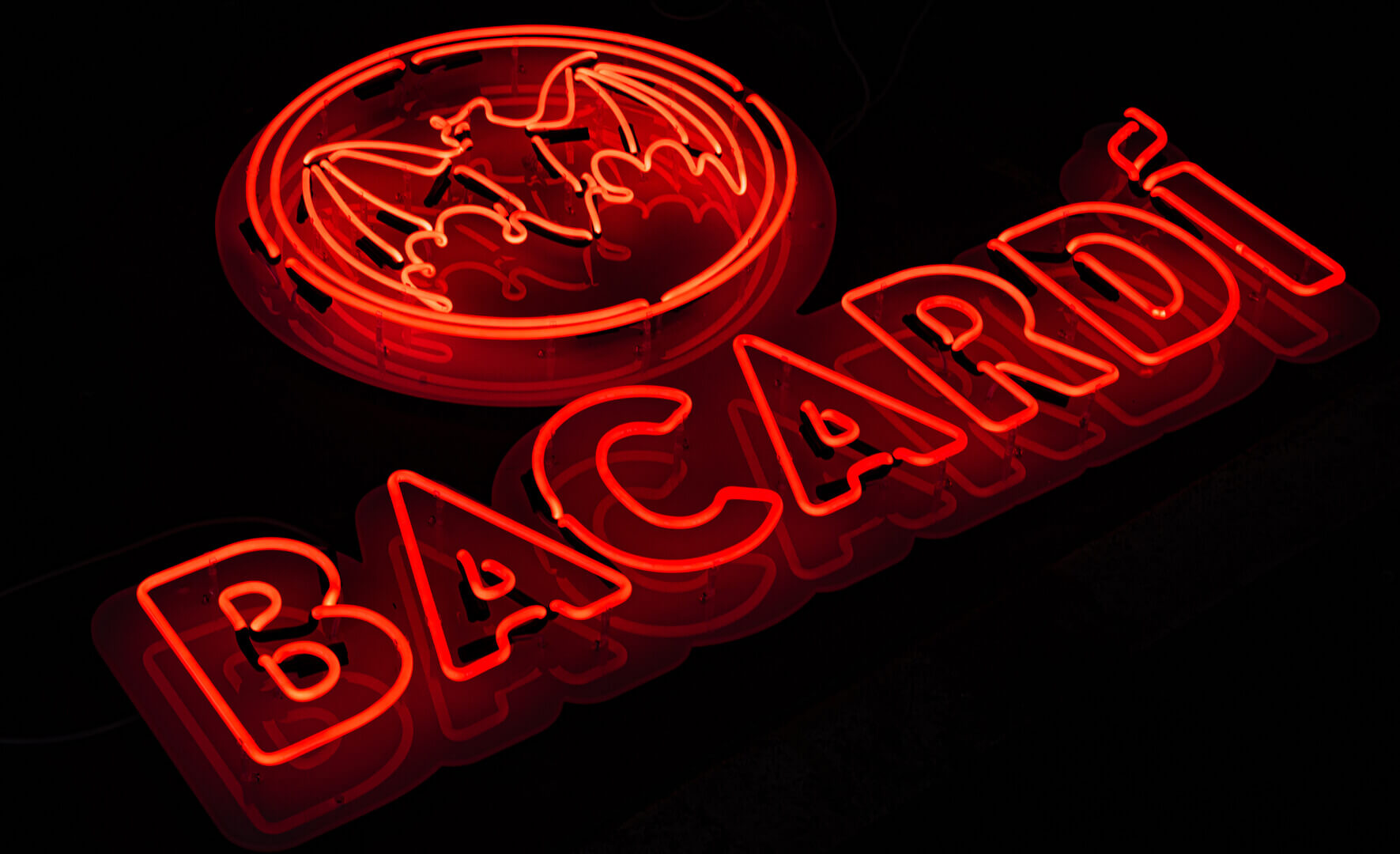 bacardi;logo-neon-bacardi-neon-signos-neon-logo