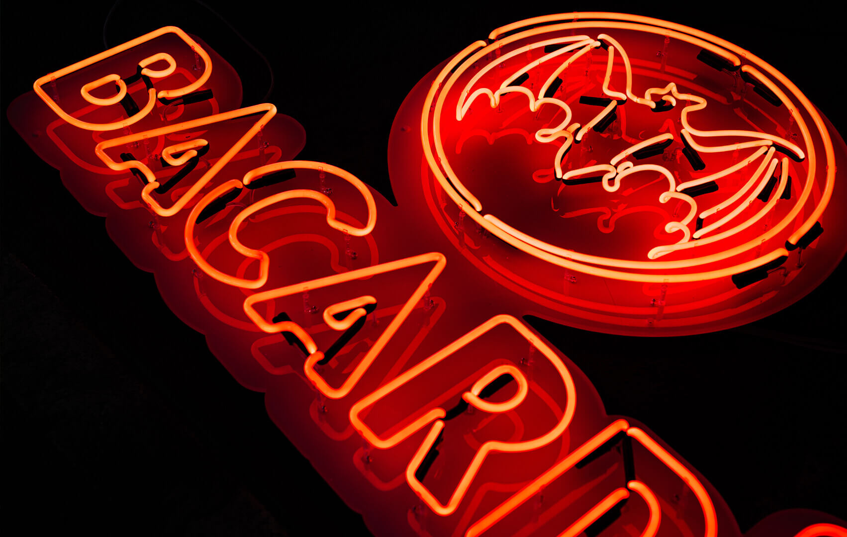 bacardi-neon-czerwony-świecący-neon-logo-bacardi