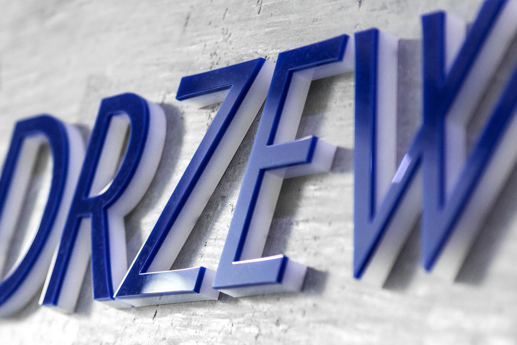 Drzewiecki Tomaszek - Letras espaciales en 3D colocadas en la pared