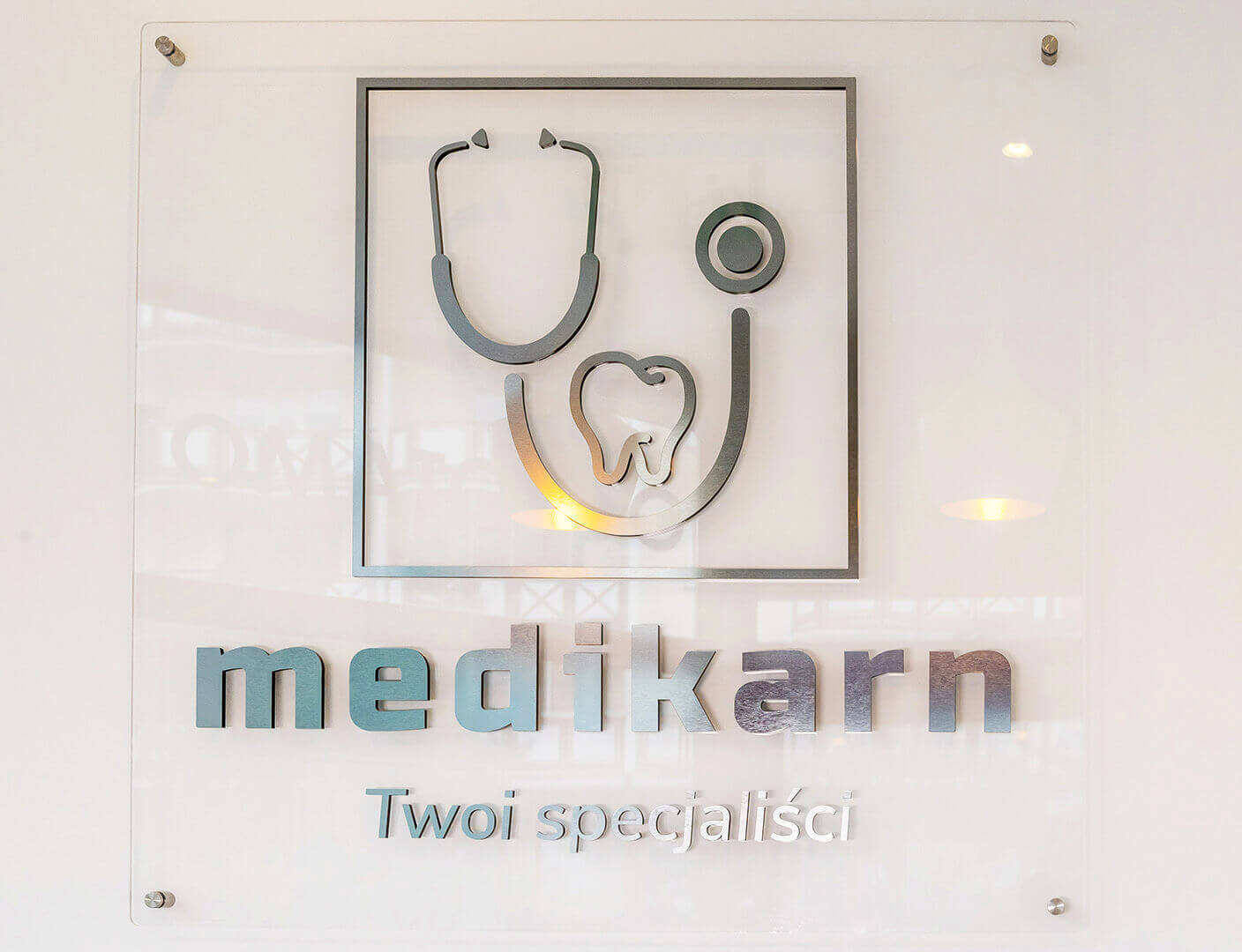 Medikarn_steel_ letters_design_on_glass_logo_at_reception