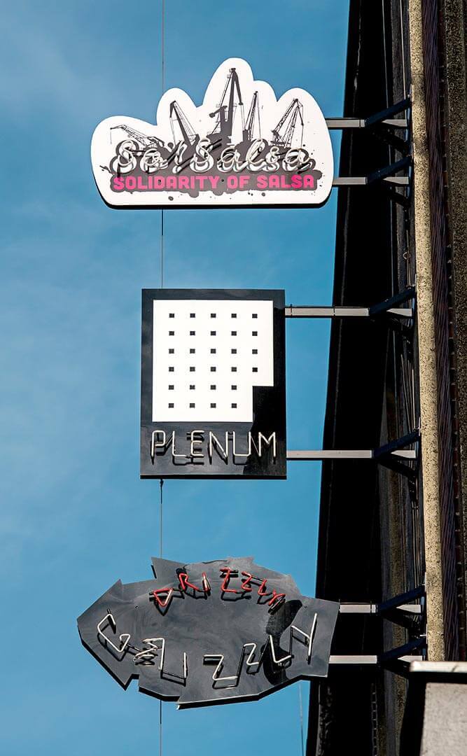 pleneum_lighting_white_neon_letters_on_the_basis_of_plexi