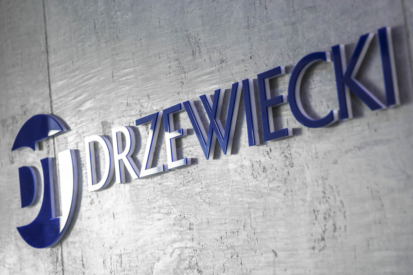 Drzewiecki Tomaszek - Logo 3D-Raumbuchstaben aus Plexiglas an der Wand