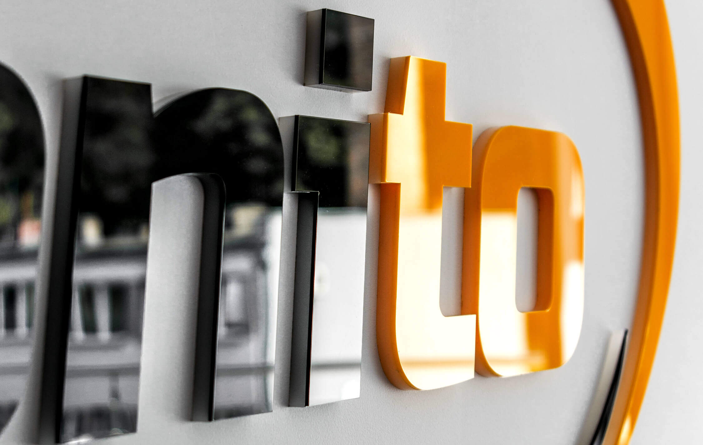 Gonito - 3D spatial letters made of Plexiglas mounted with a letter template