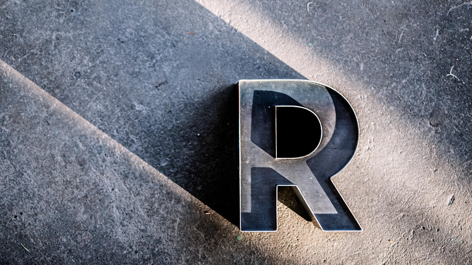 Letter R in plaatstaal, industriële stijl.