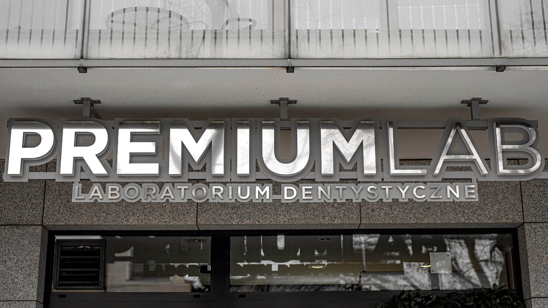 Premium LAB letters, LED side-lit, high quality.