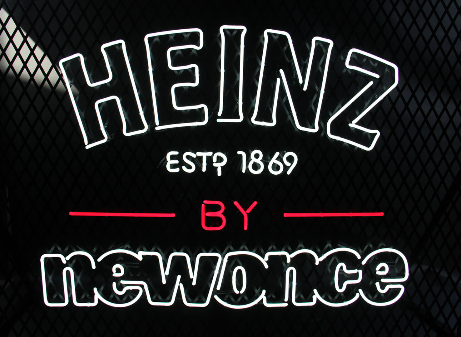 Biały neon Heinz 1896 by Newonce