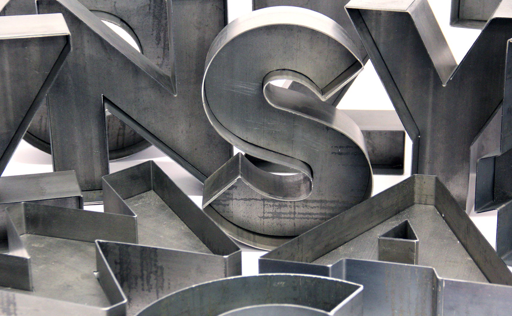 Buchstaben aus Stahl