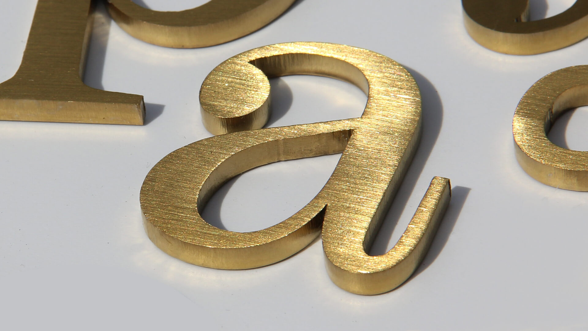 Gouden metalen letters in industriële stijl.