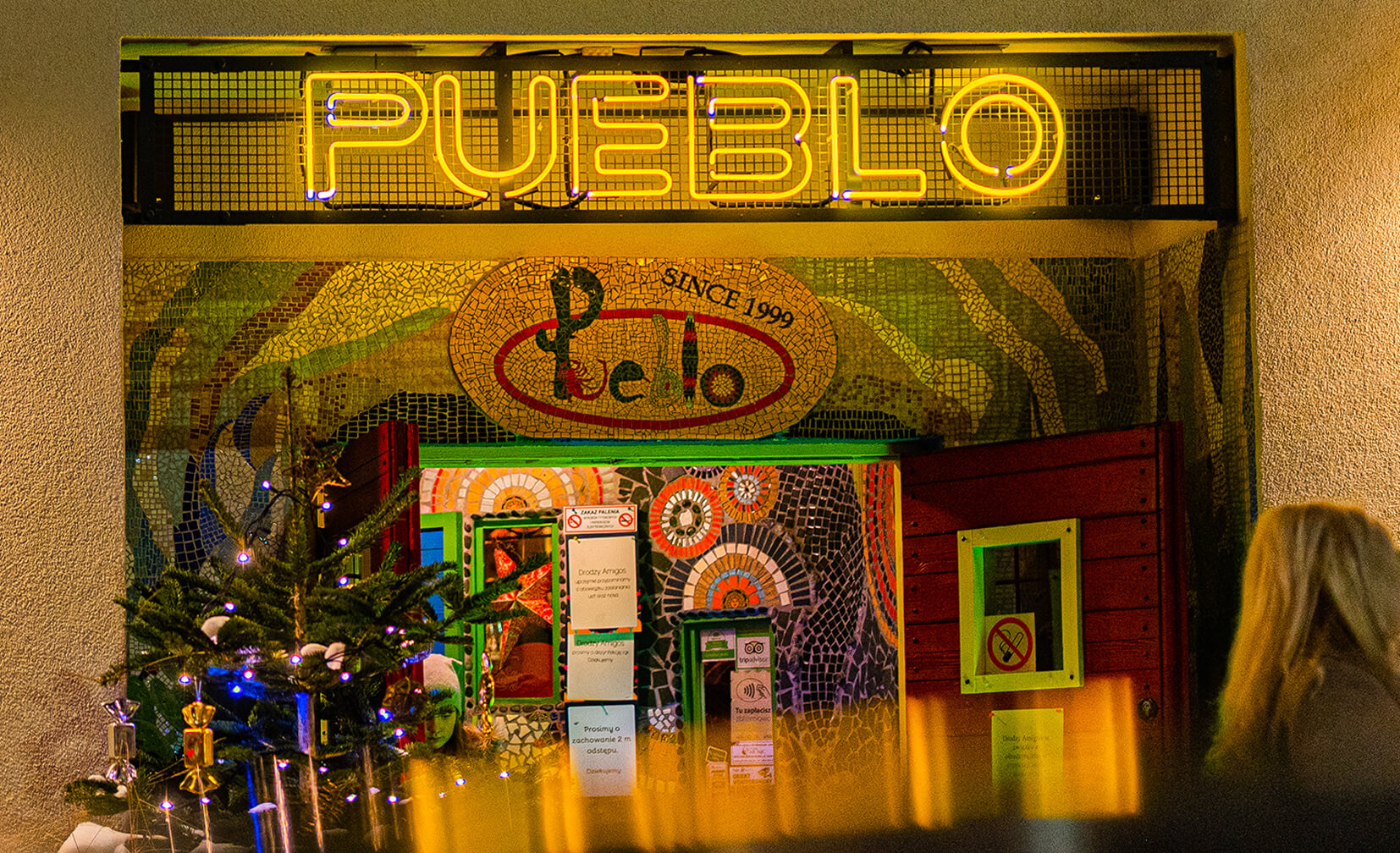 Żółty neon Pueblo na zewnątrz.