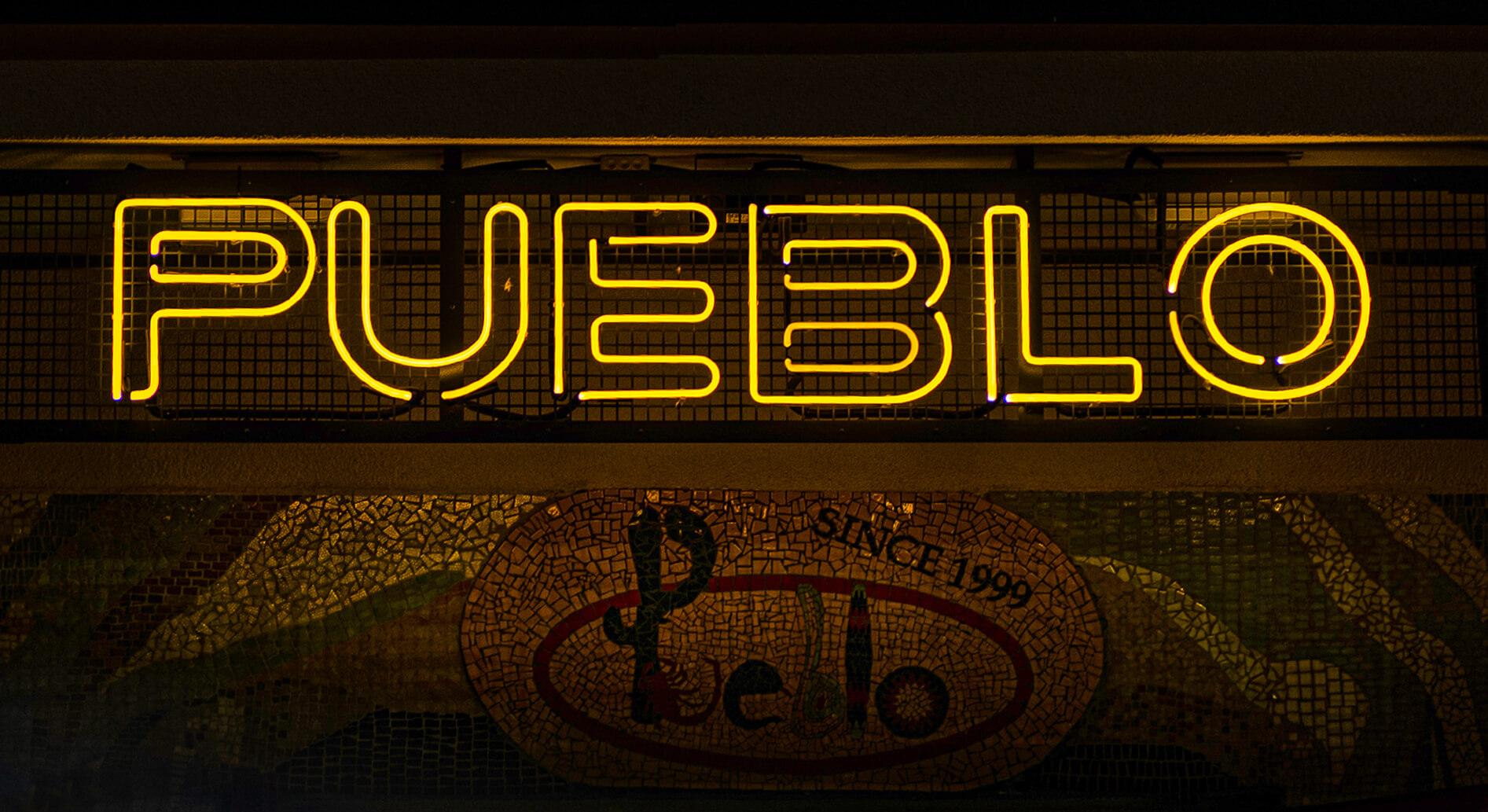 Żółty neon Pueblo na zewnątrz.