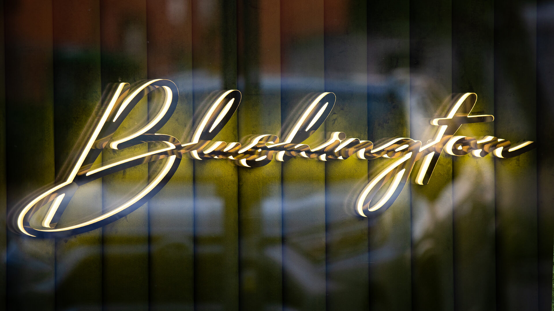 Blushington letters glowing LED side, in gold color.