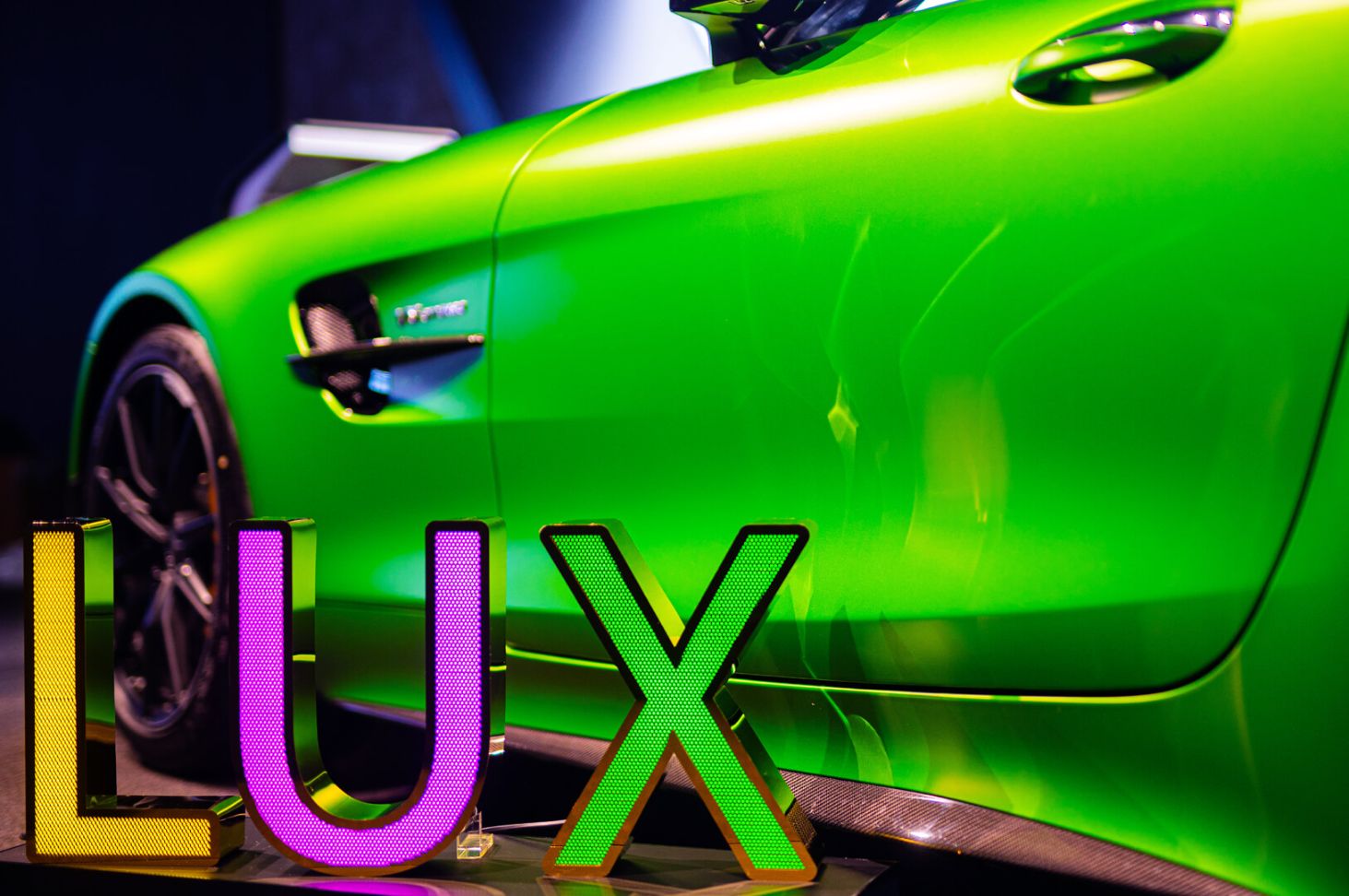 Lettres LUX en acier inoxydable perforé brillant, rétroéclairées par LED, dans le showroom Mercedes