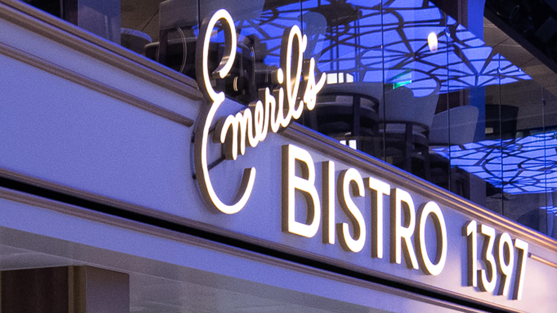 Lettere luminose a LED in bianco su vascello. Bistro 1397