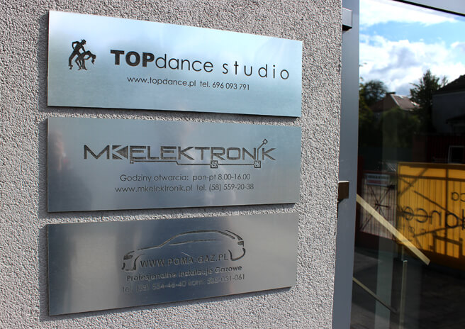 Plaques engraved on laminate placed on the building