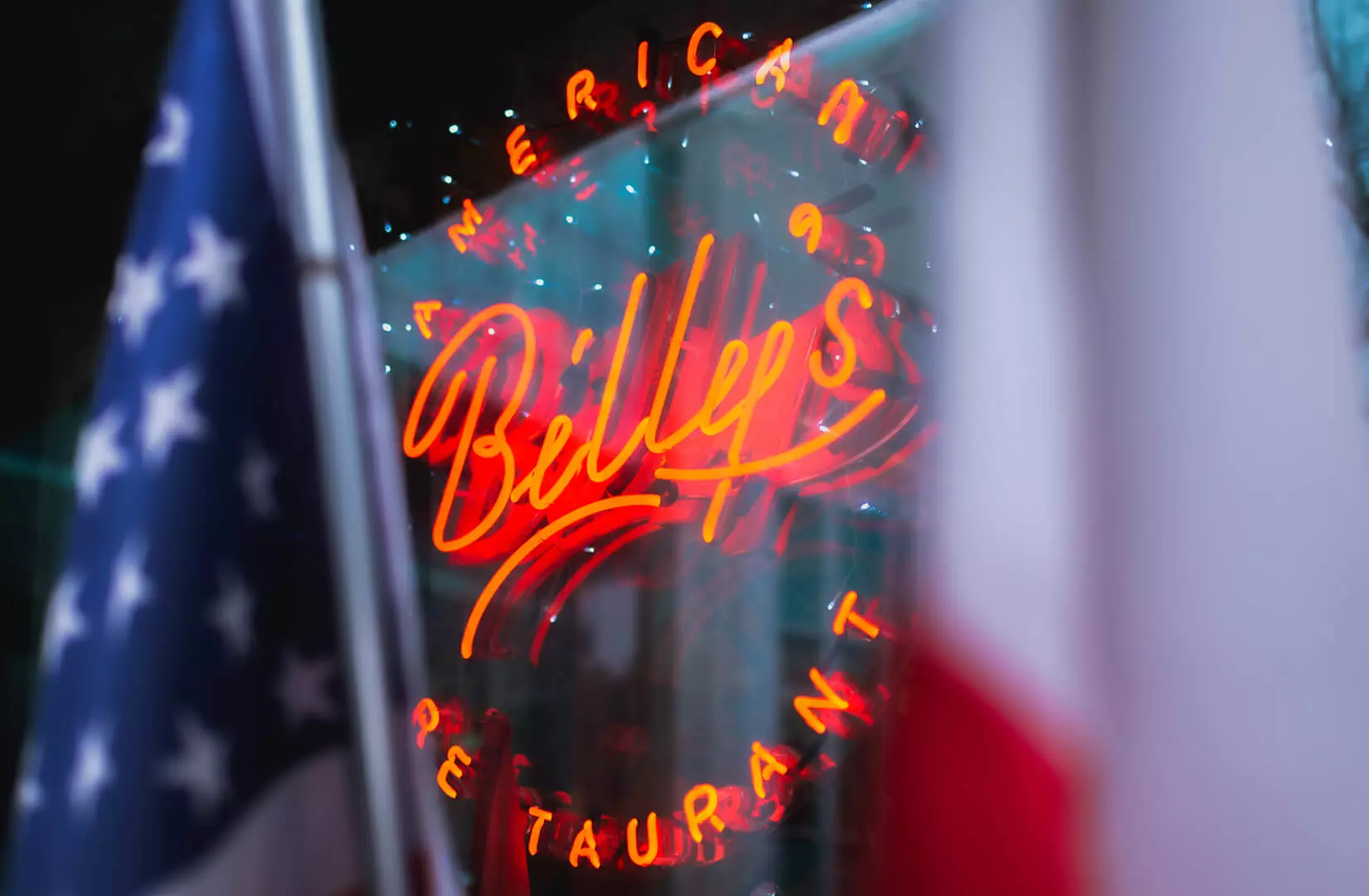 Enseigne lumineuse rouge dans un restaurant américain