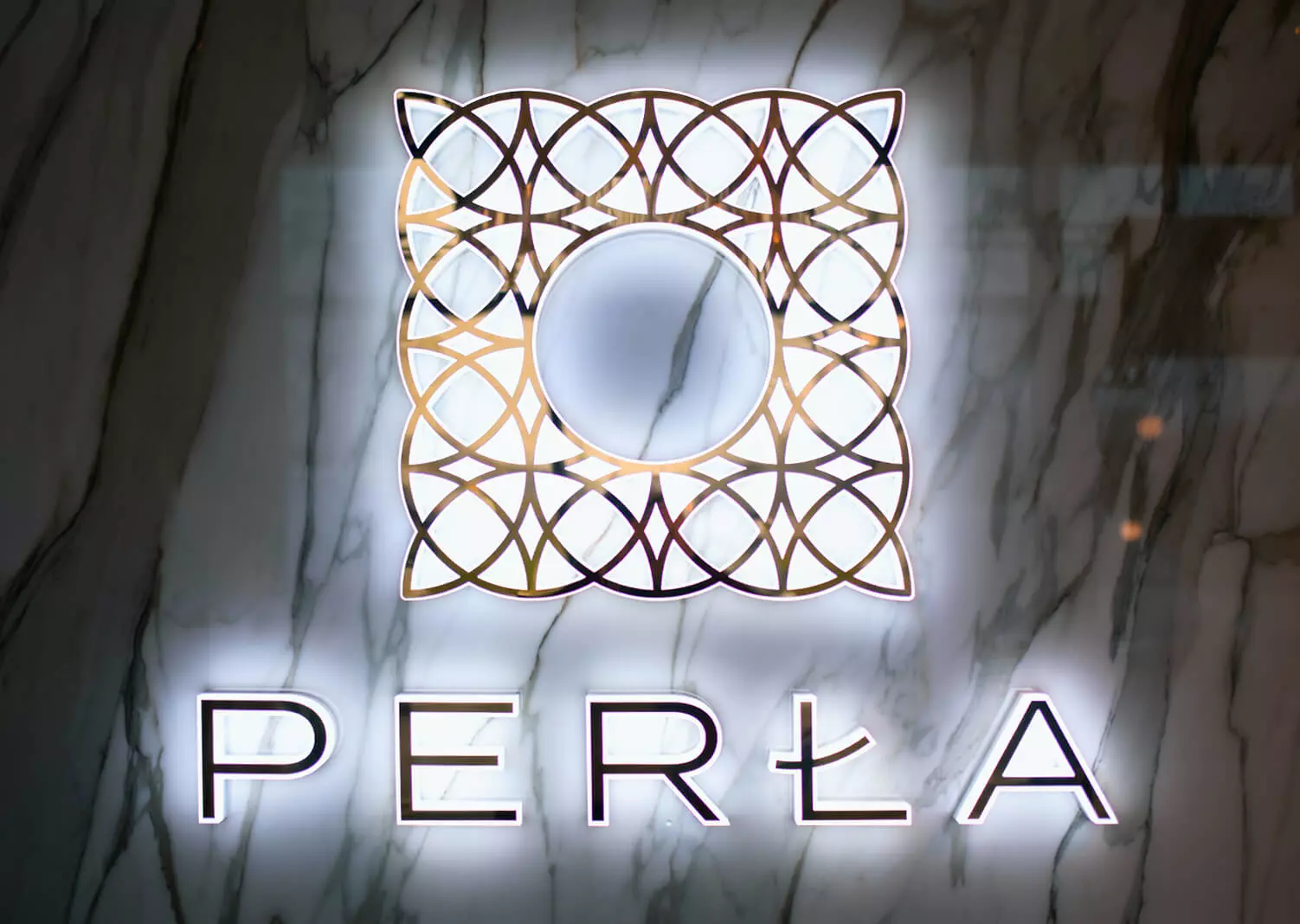 Logo illuminato con lettere a LED illuminate lateralmente