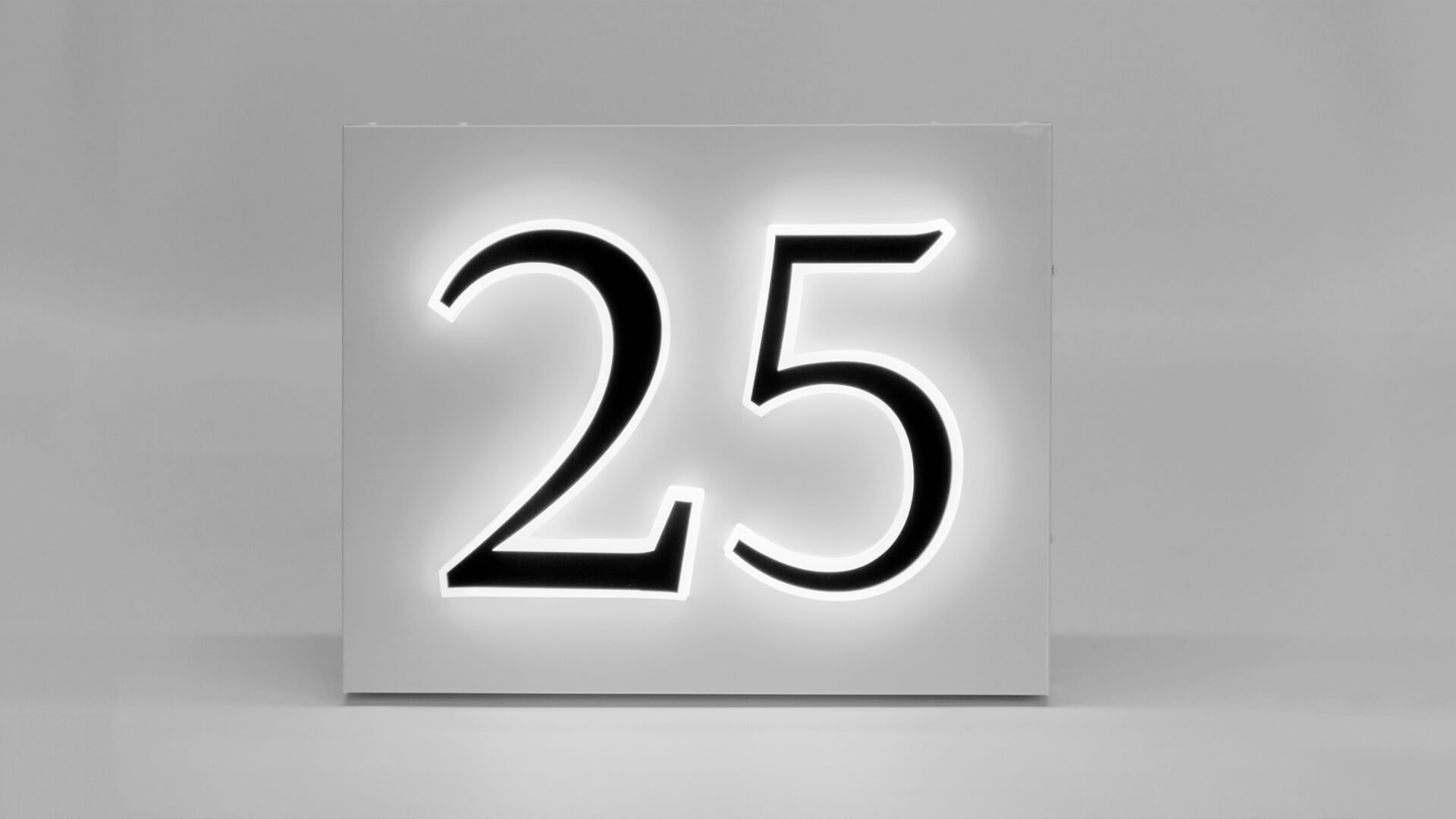 Numbering of cages, residential buildings, illuminated LED