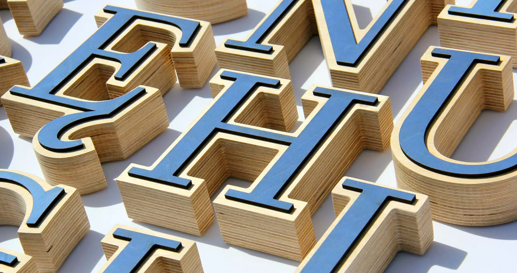 dekorative Buchstaben aus Holz