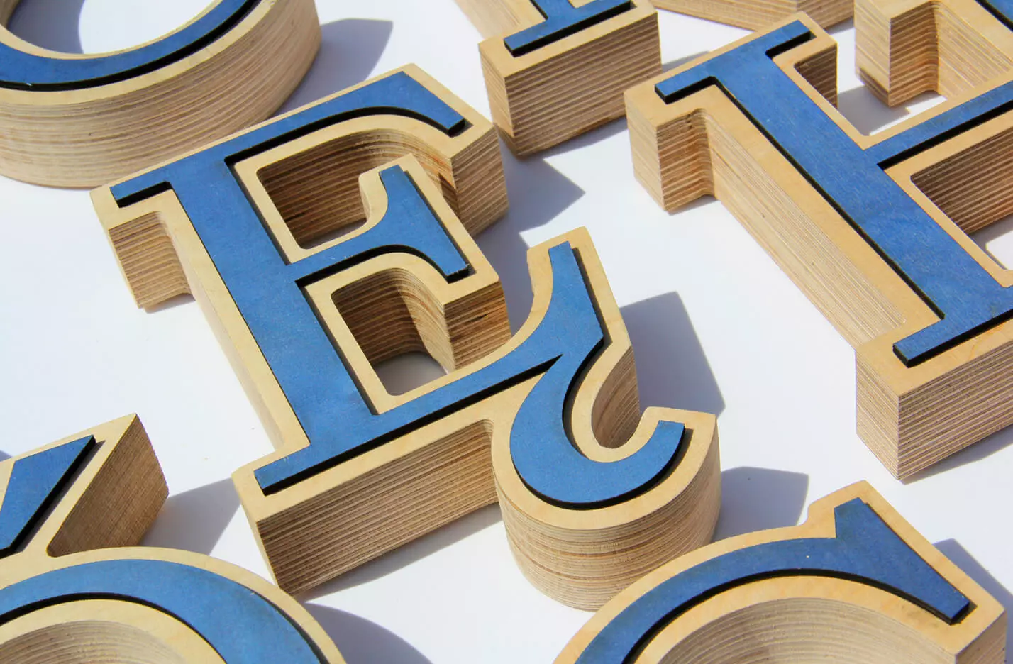 decoratieve houten letters in blauw