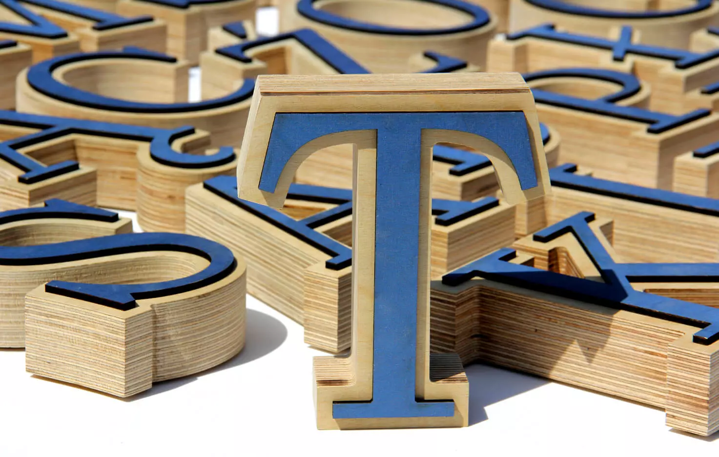 litera T wykonana z drewna