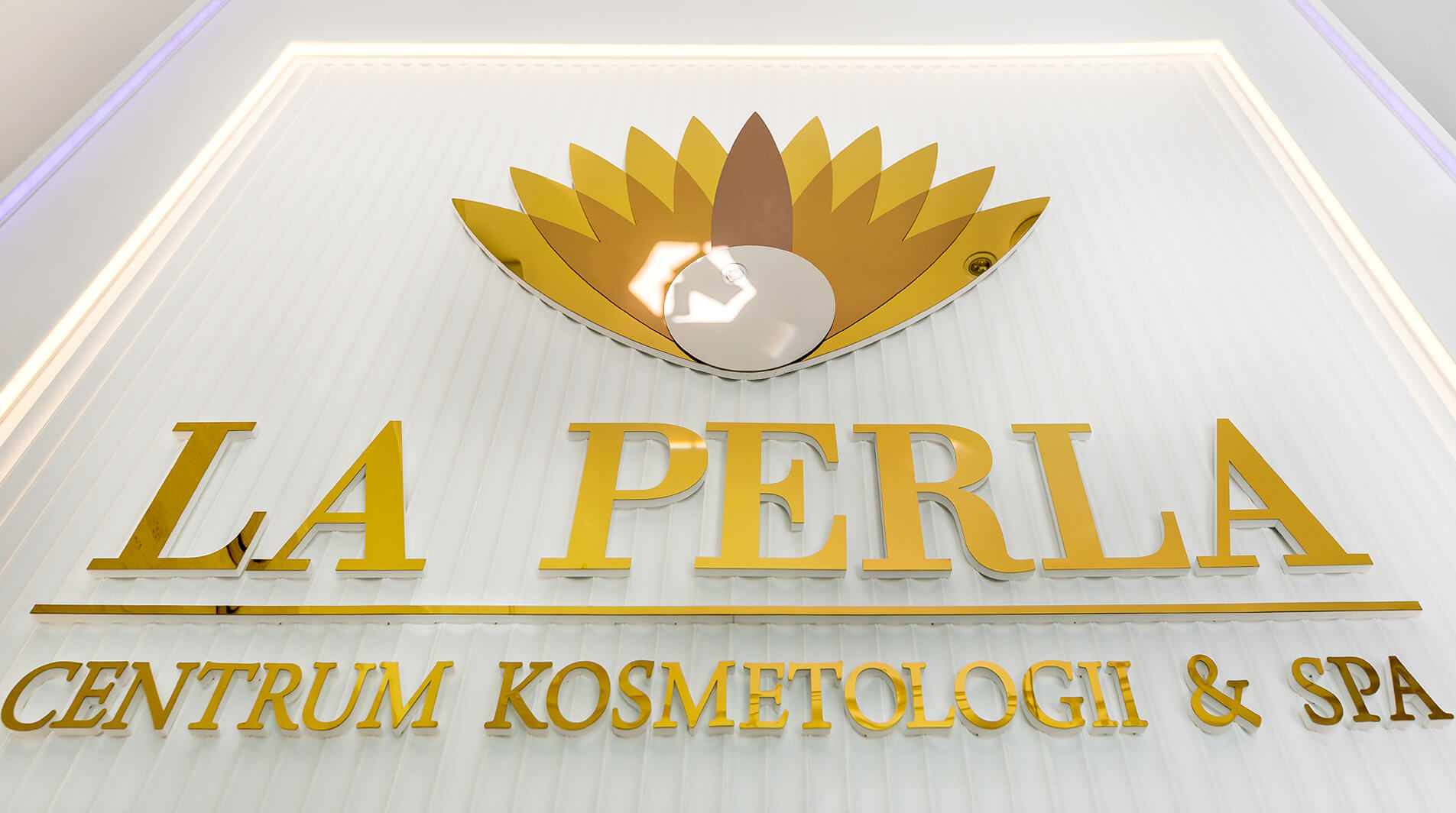 3D spatial letters in gold with logo