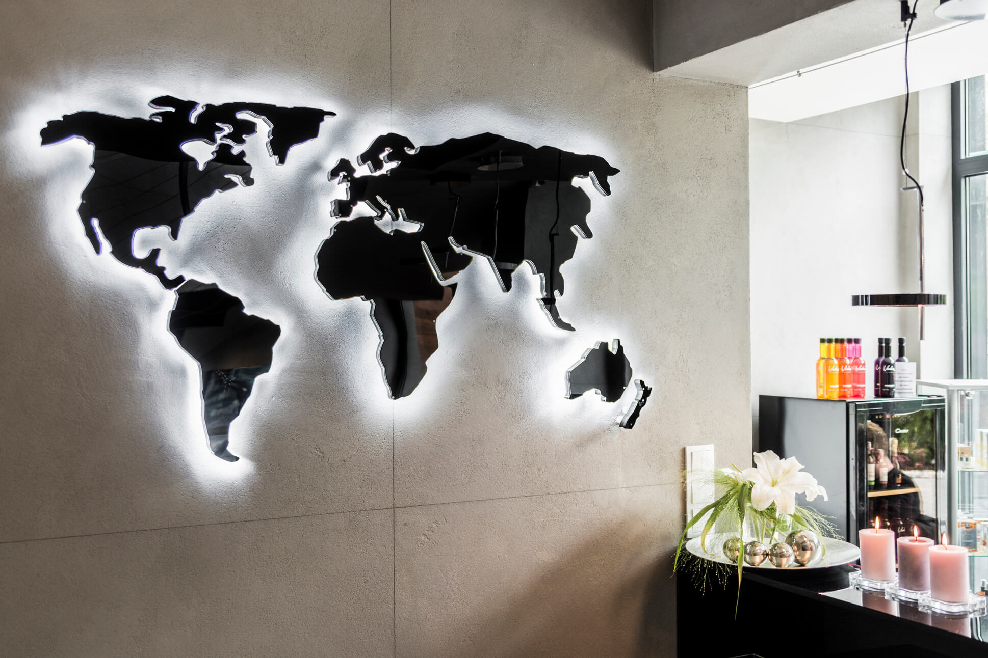 Illuminated world map with halo effect for wall mounting