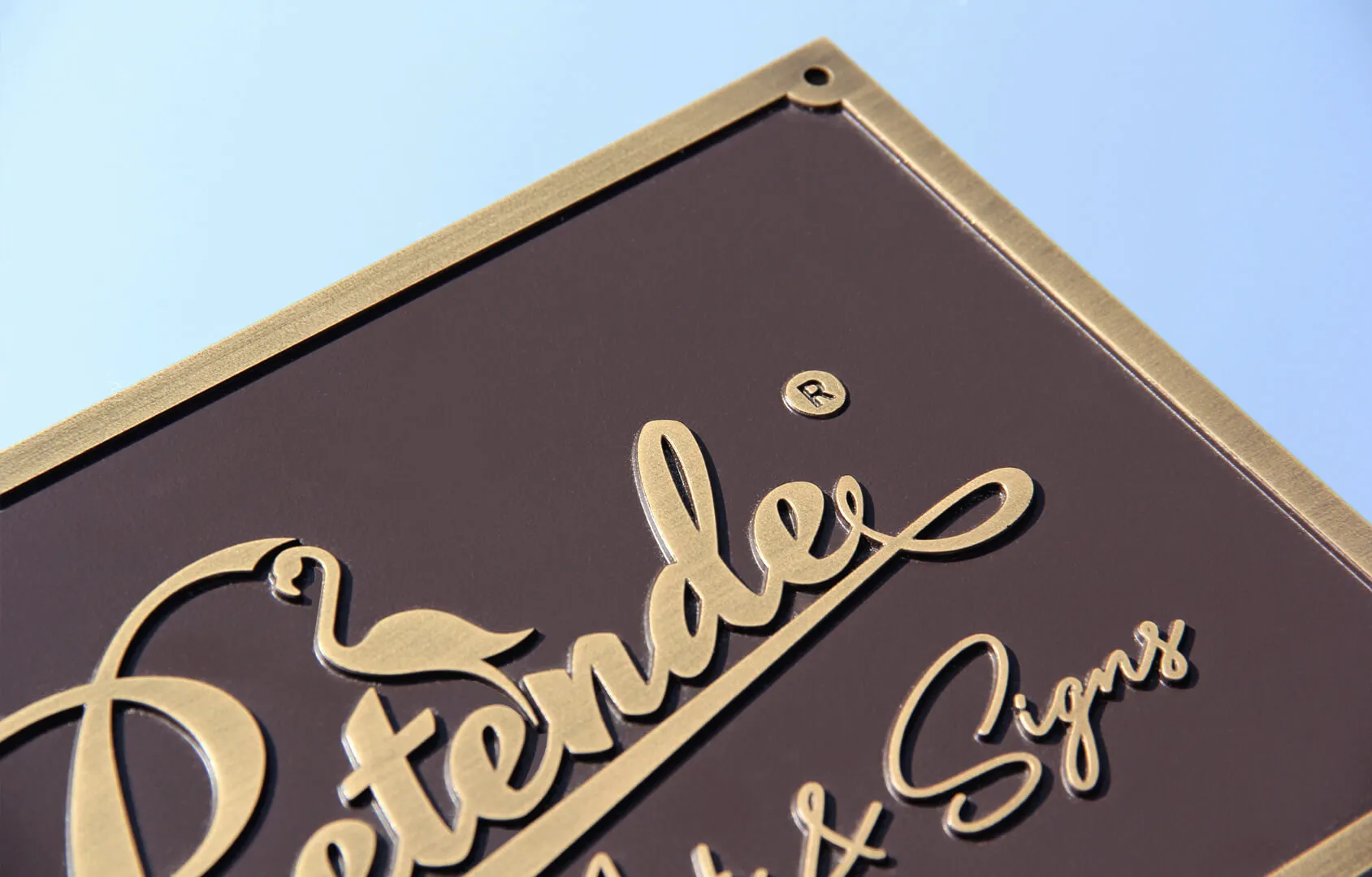 Placa de bronce fundido en 3D con el logotipo de Pretende
