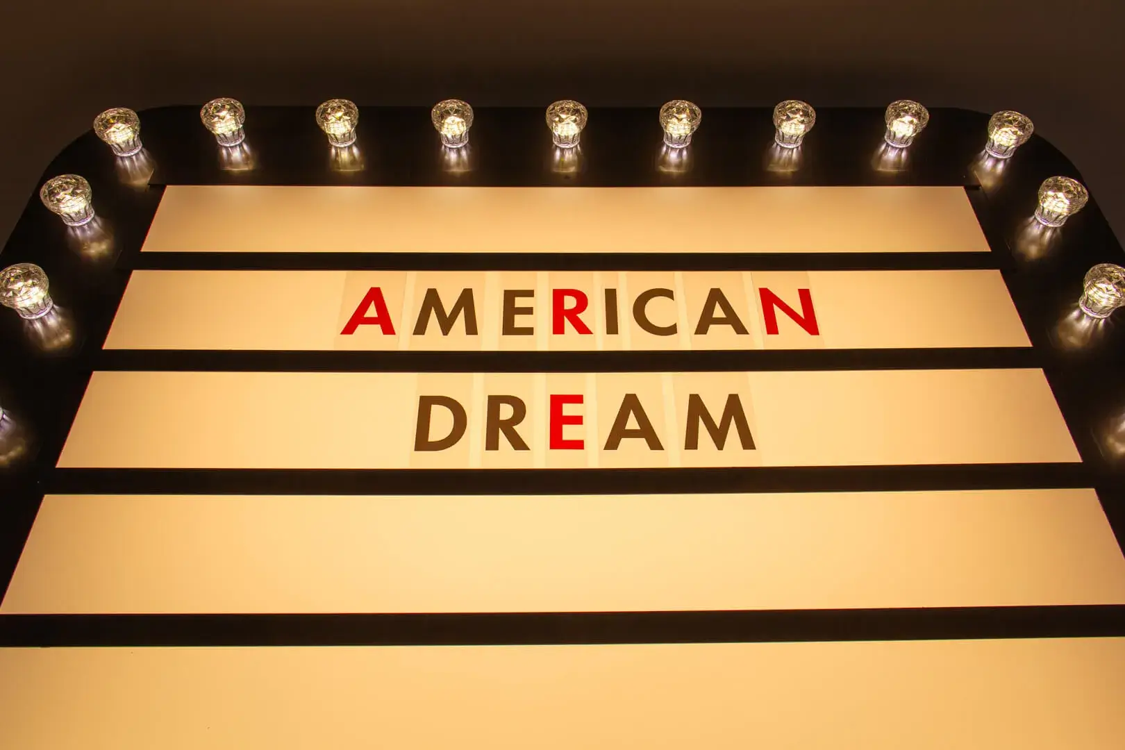 pannello a lampadina con iscrizione American Dream