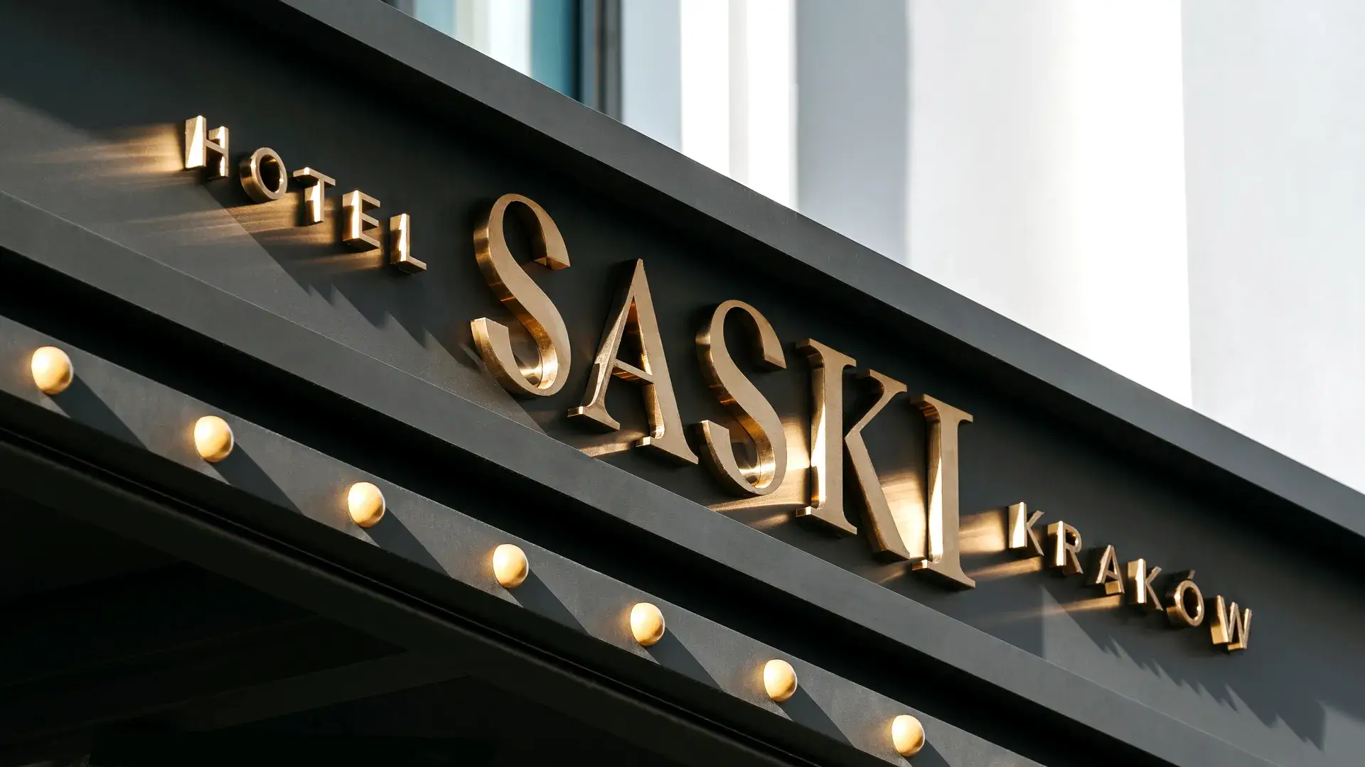 Lettere in acciaio inox spazzolato oro all'esterno dell'edificio dell'hotel Saski