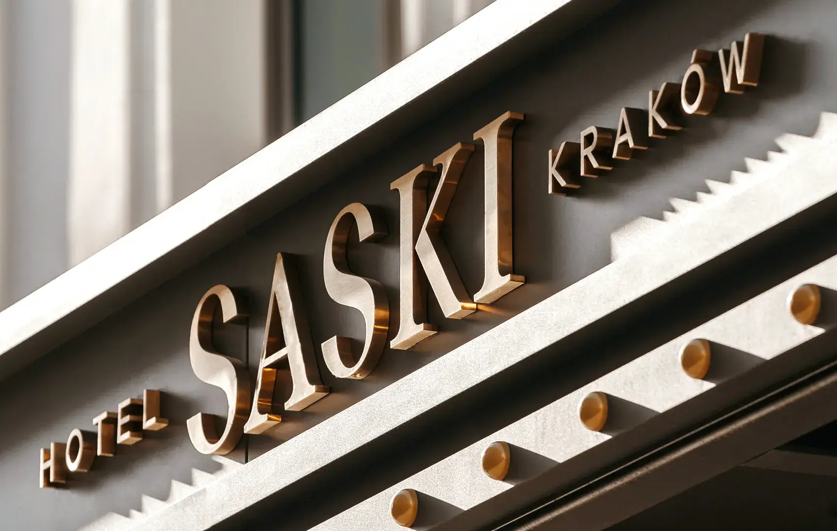 Buchstaben aus gebürstetem Edelstahl an der Außenfassade des Saski Hotels