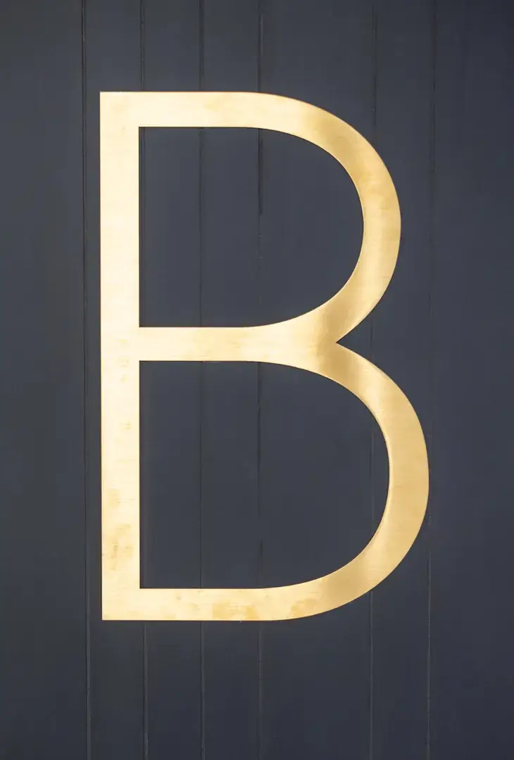 Litera B z blachy nierdzewnej szlifowanej