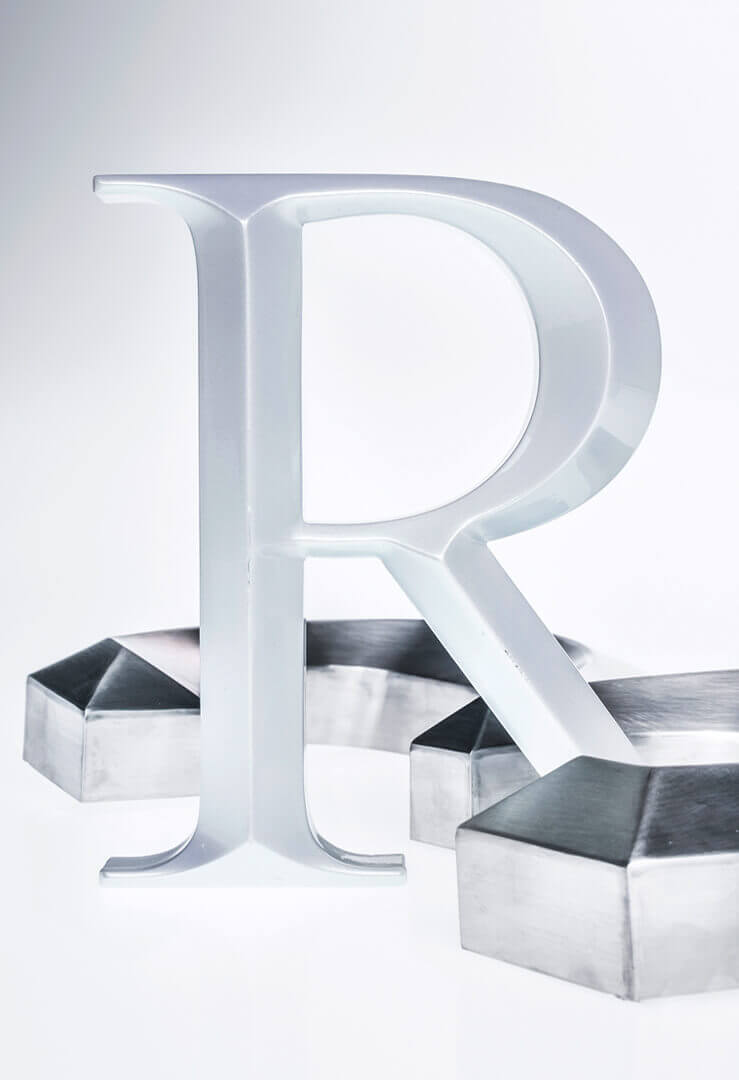 Prismatic letters made of metal