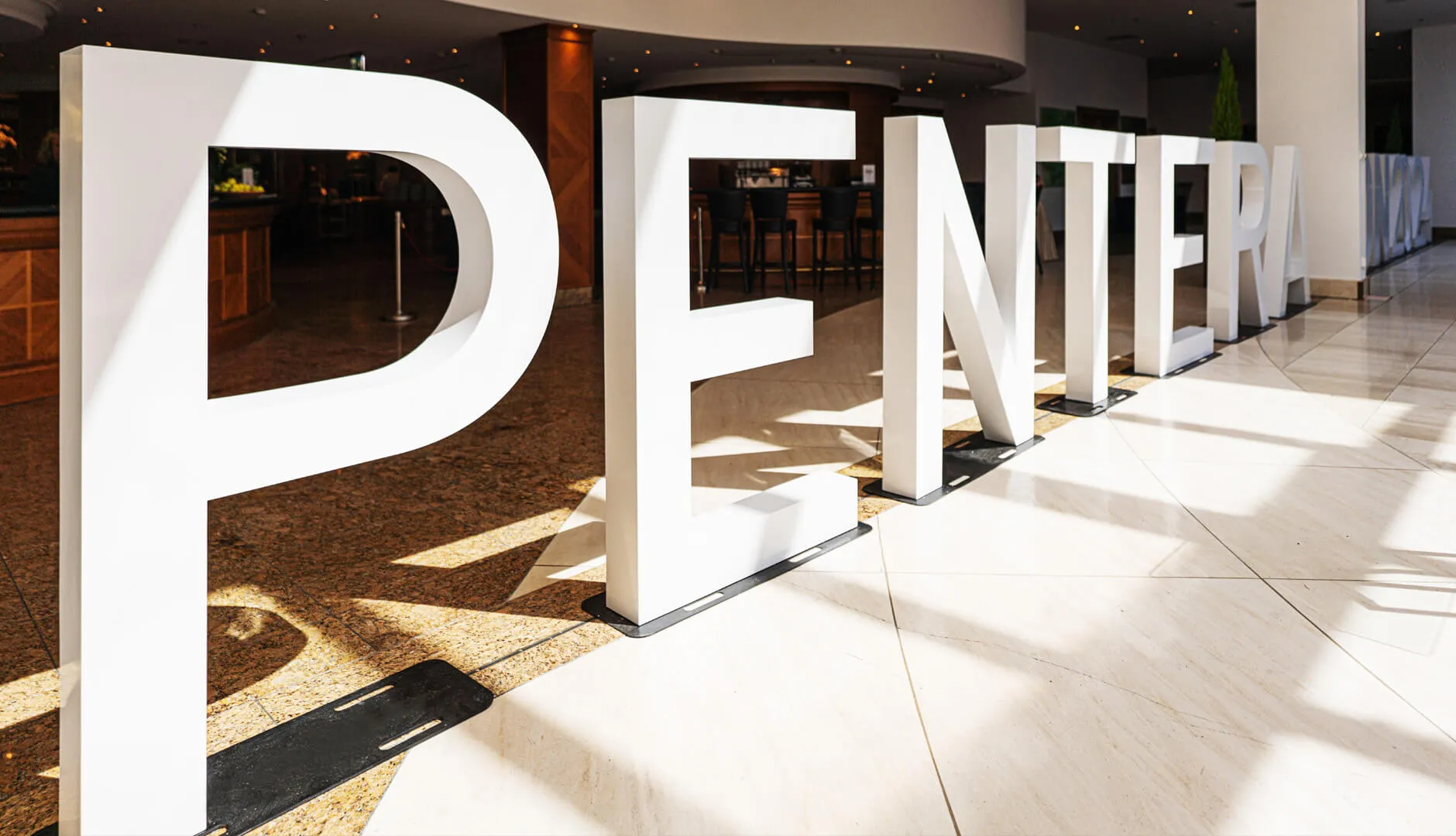 Lettere verticali 3D di grande formato di Pentera