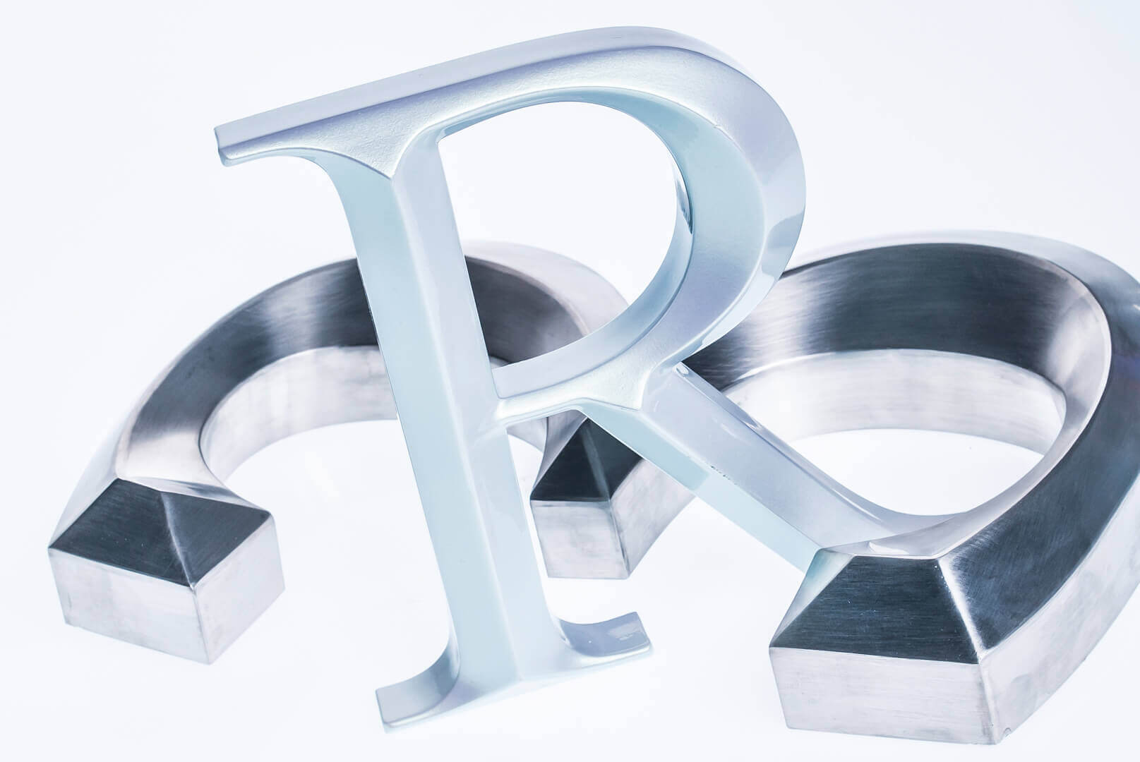 Prismatic letters made of metal