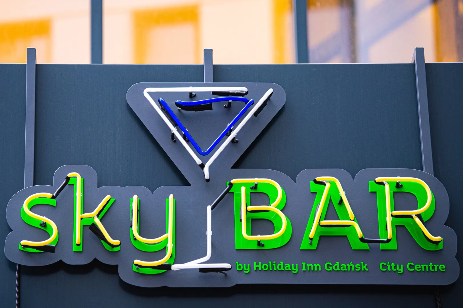 SkyBar Neon Szklany na zewnątrz