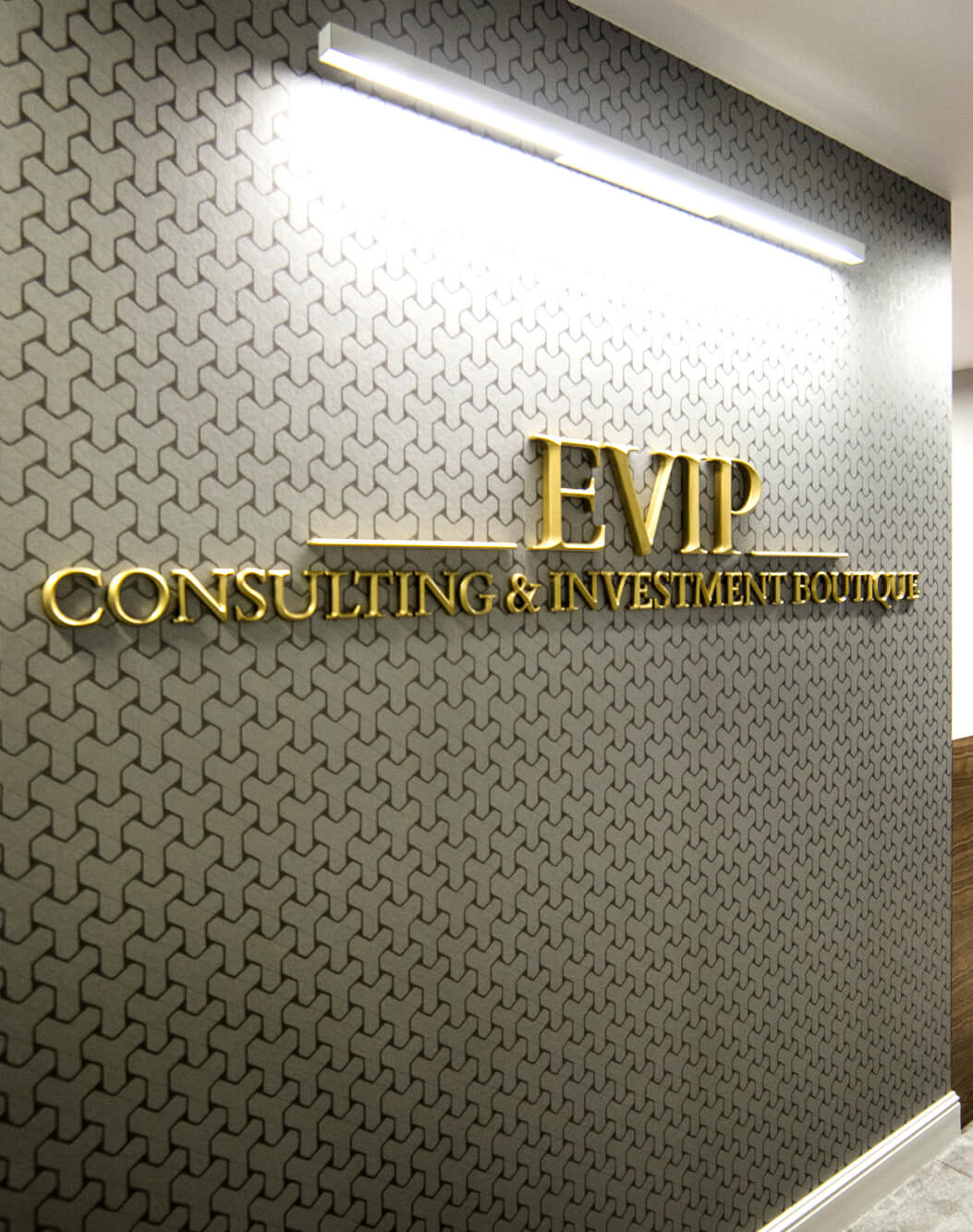 Evip - 3D spatial prismatic letters placed in the lobby