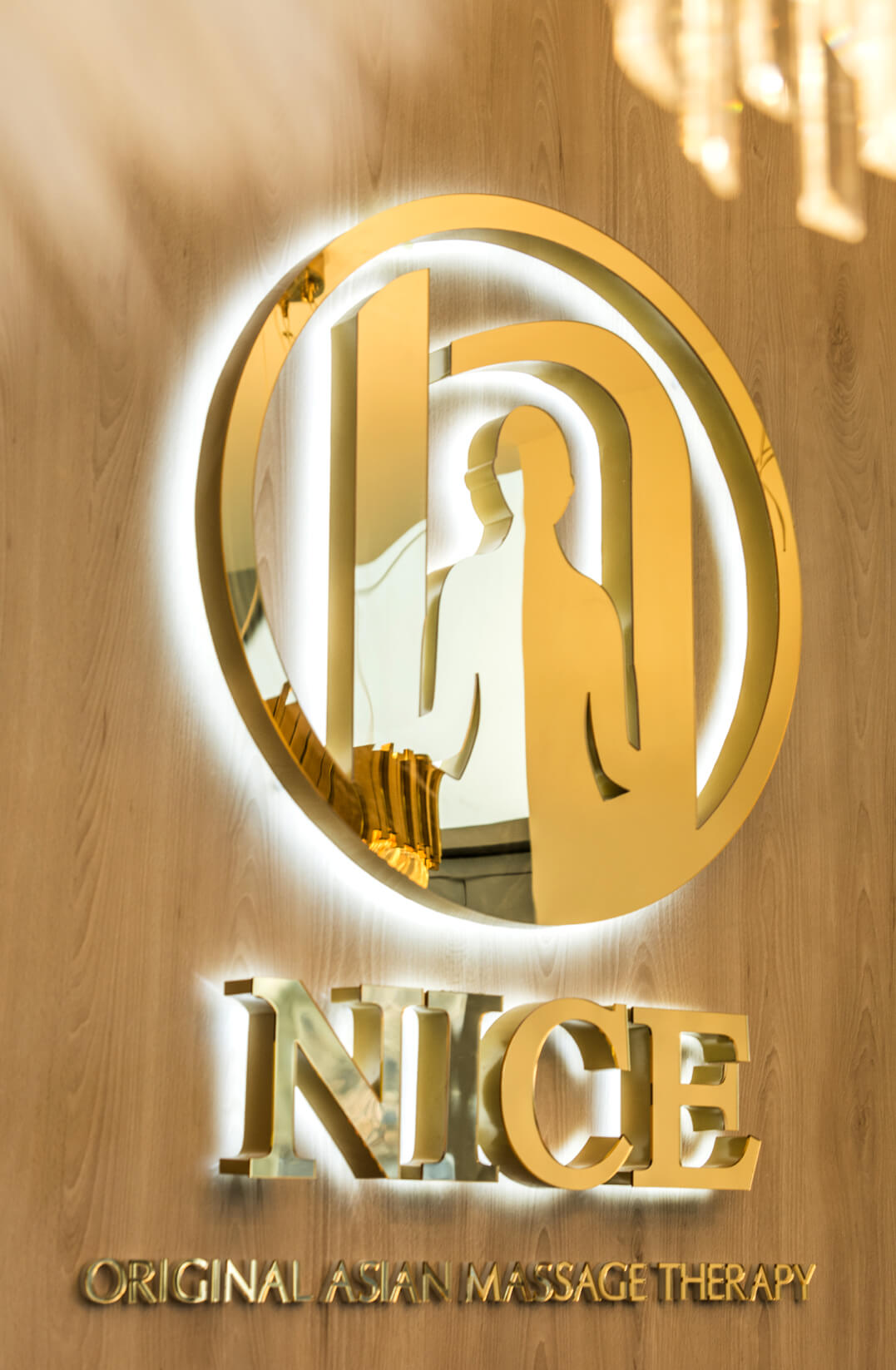 Nice - logo i litery przestrzenne świetlne świecące od tyłu