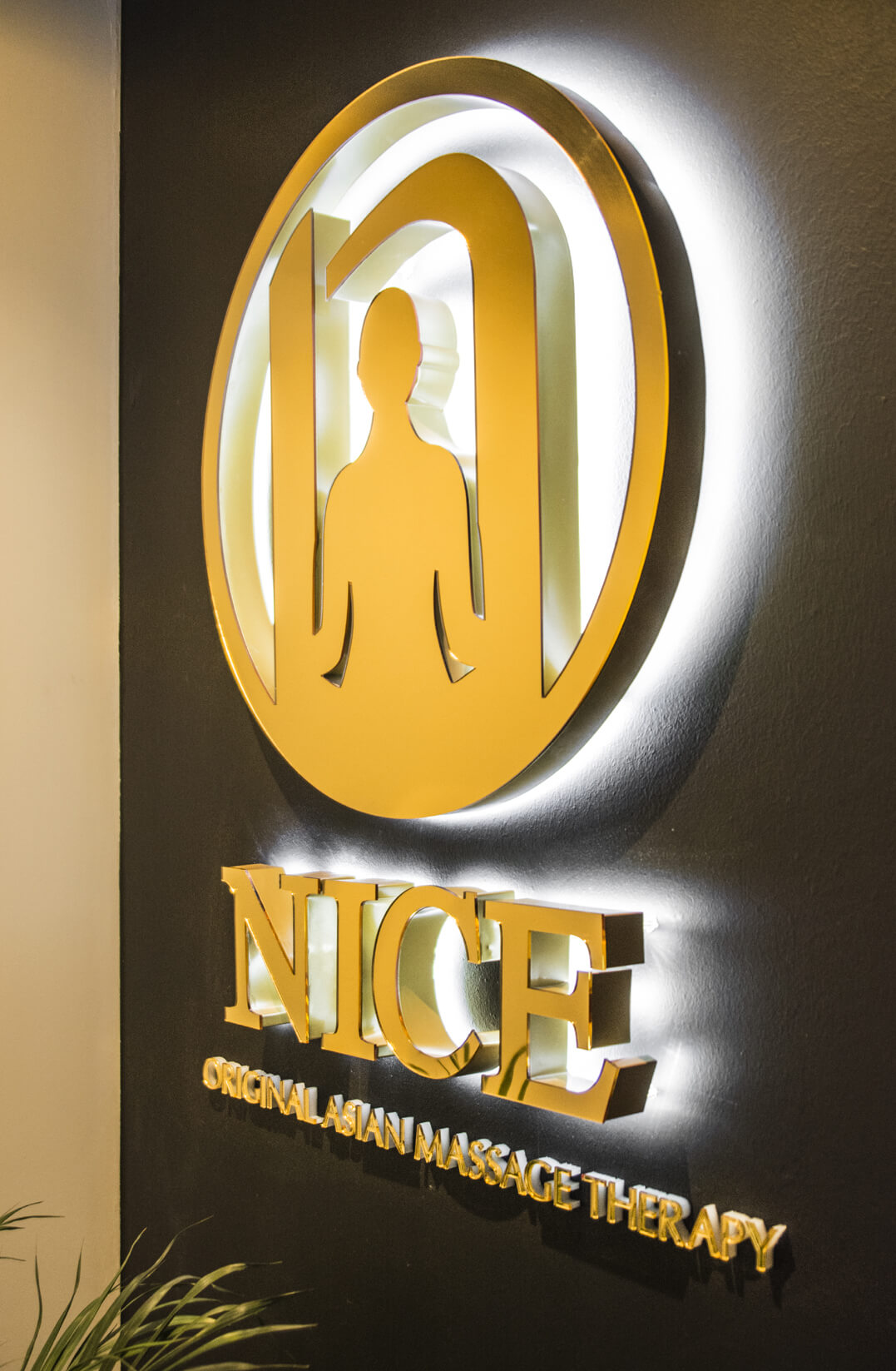 NICE - logo i litery led świecące z efektem halo