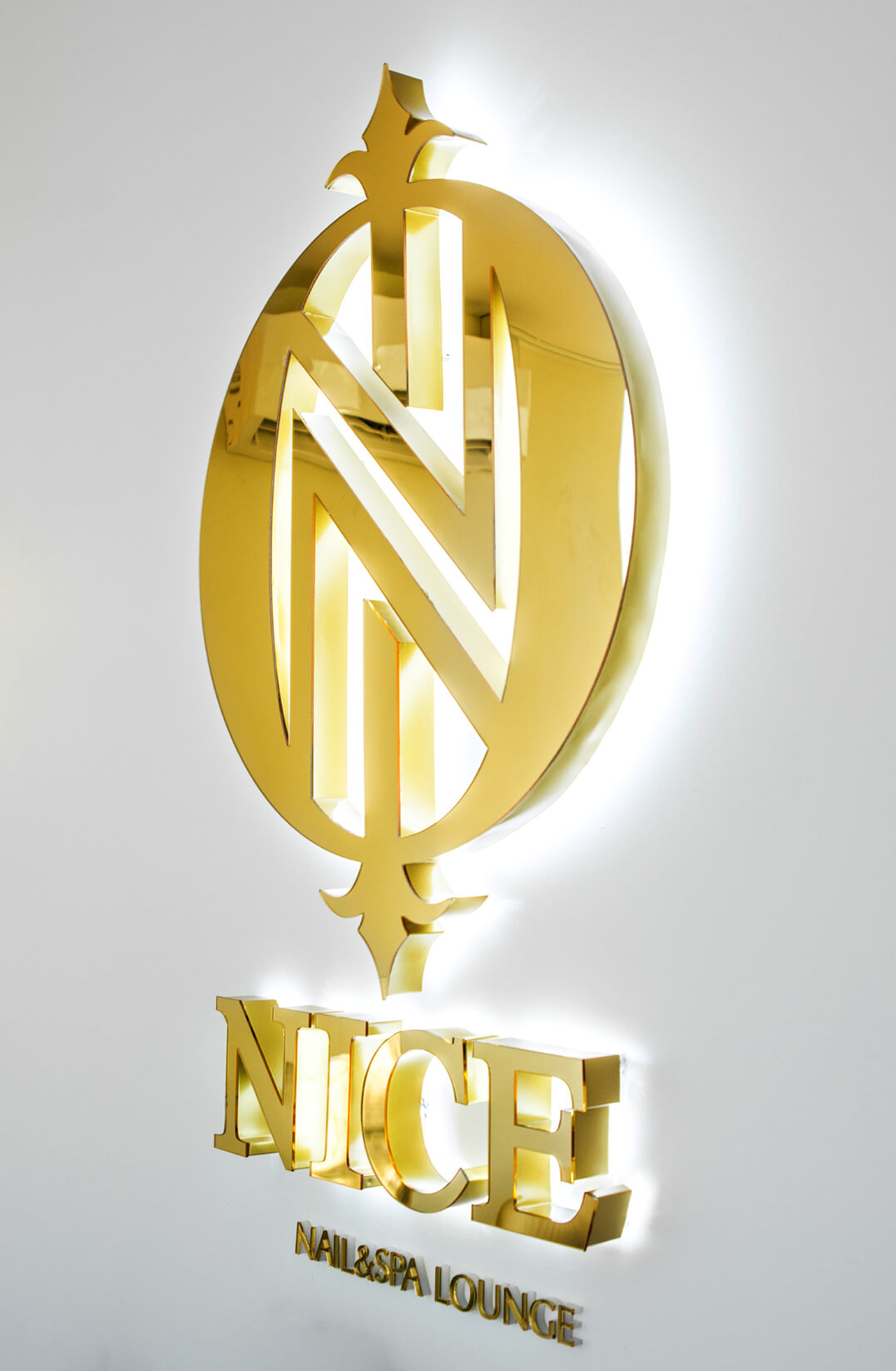 NICE - logo luminoso e lettere a led con effetto alone