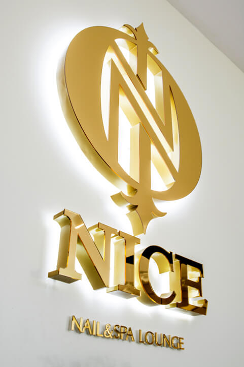 NICE - leuchtendes Logo und Leuchtbuchstaben mit Halo-Effekt