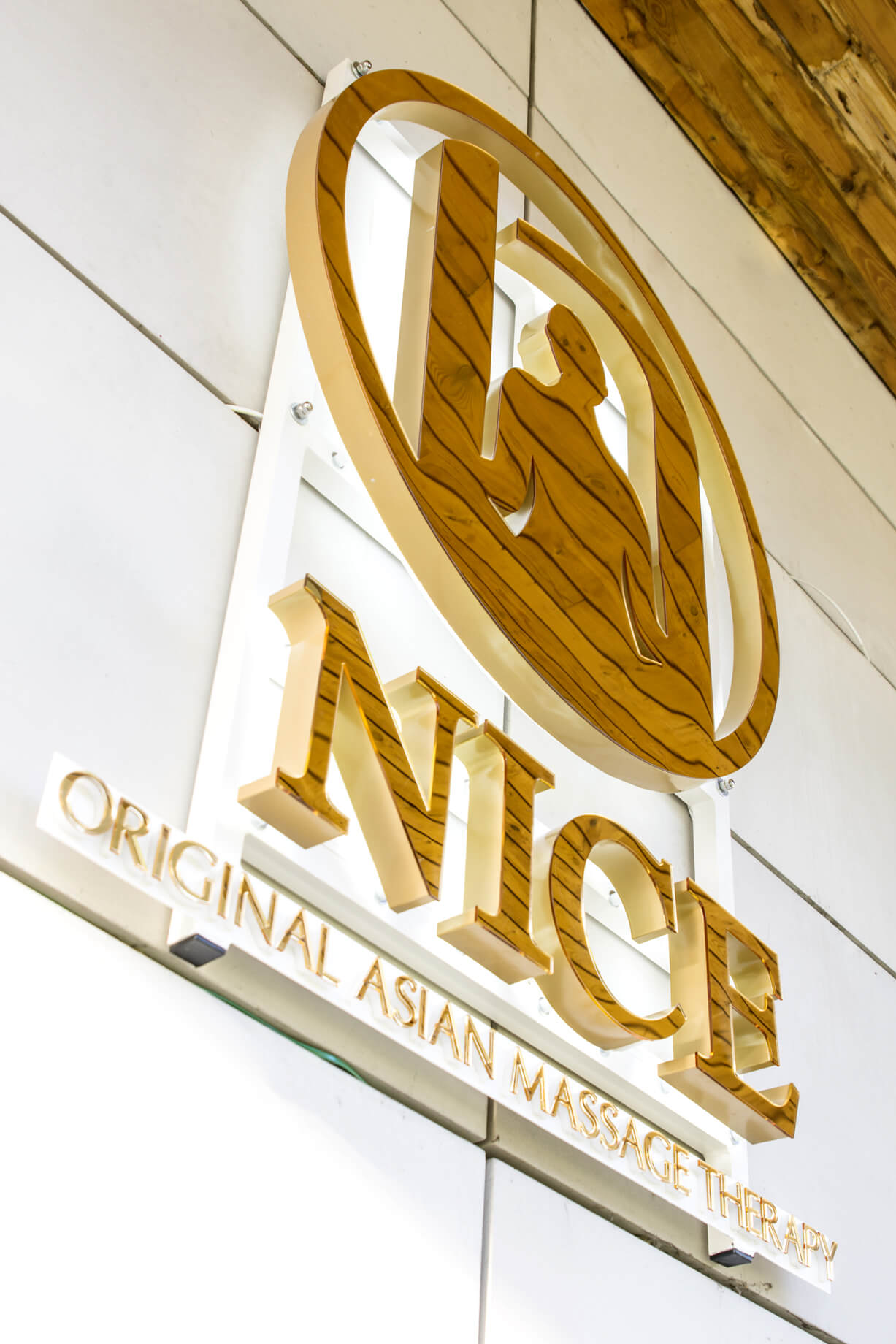 NICE - logo luminoso e lettere a led con effetto alone