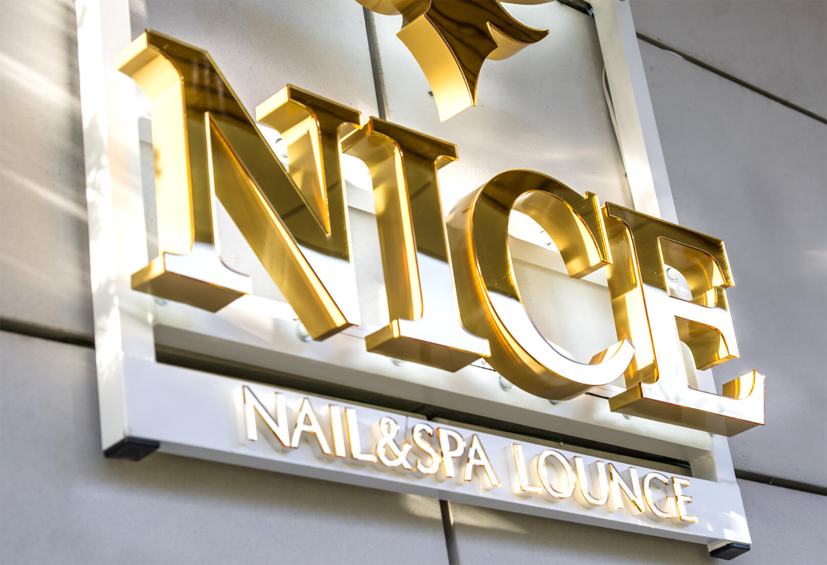 NICE - logotipo luminoso y letras led con efecto halo