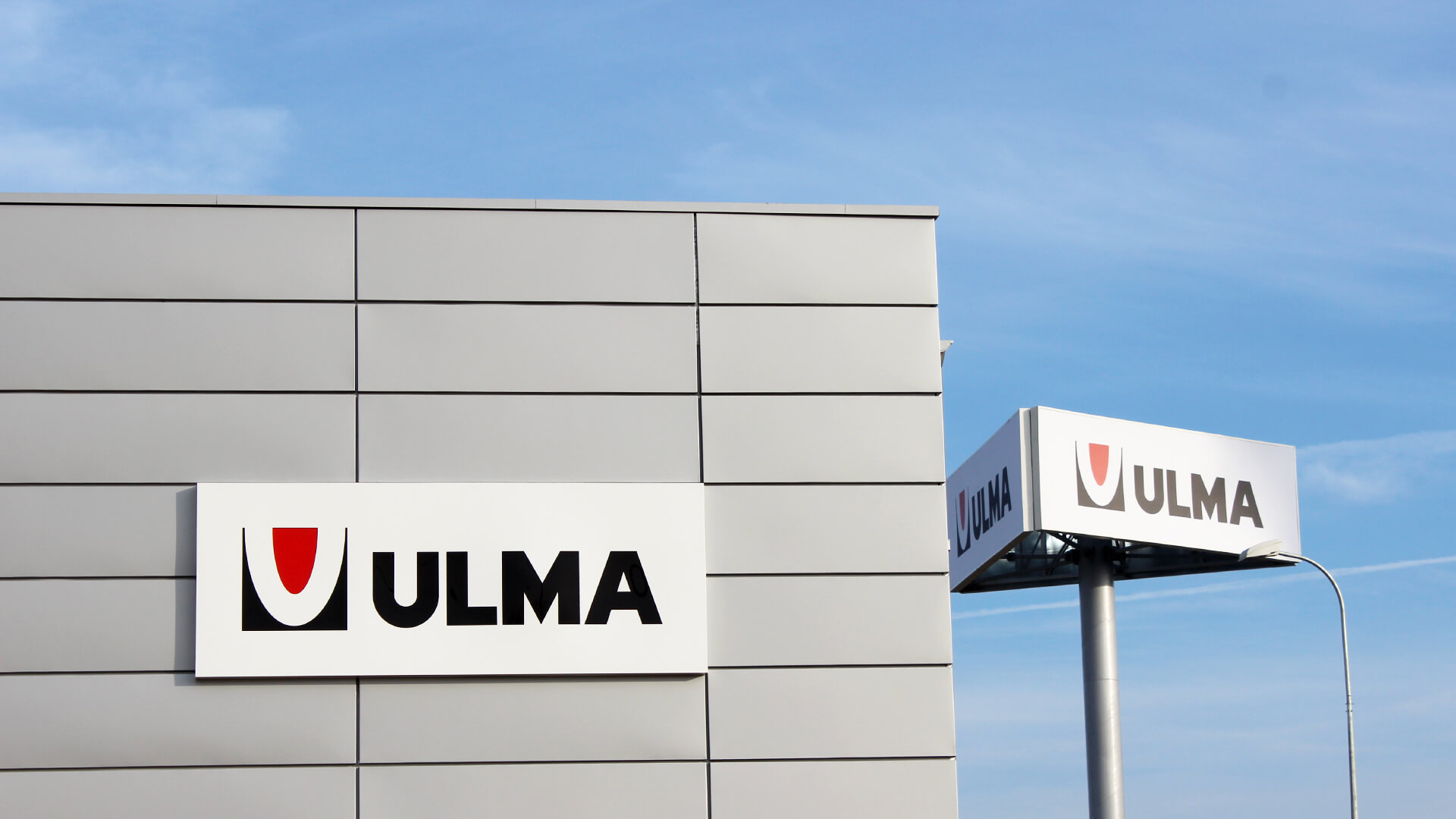 ULMA - large-format coffer on advertising tower