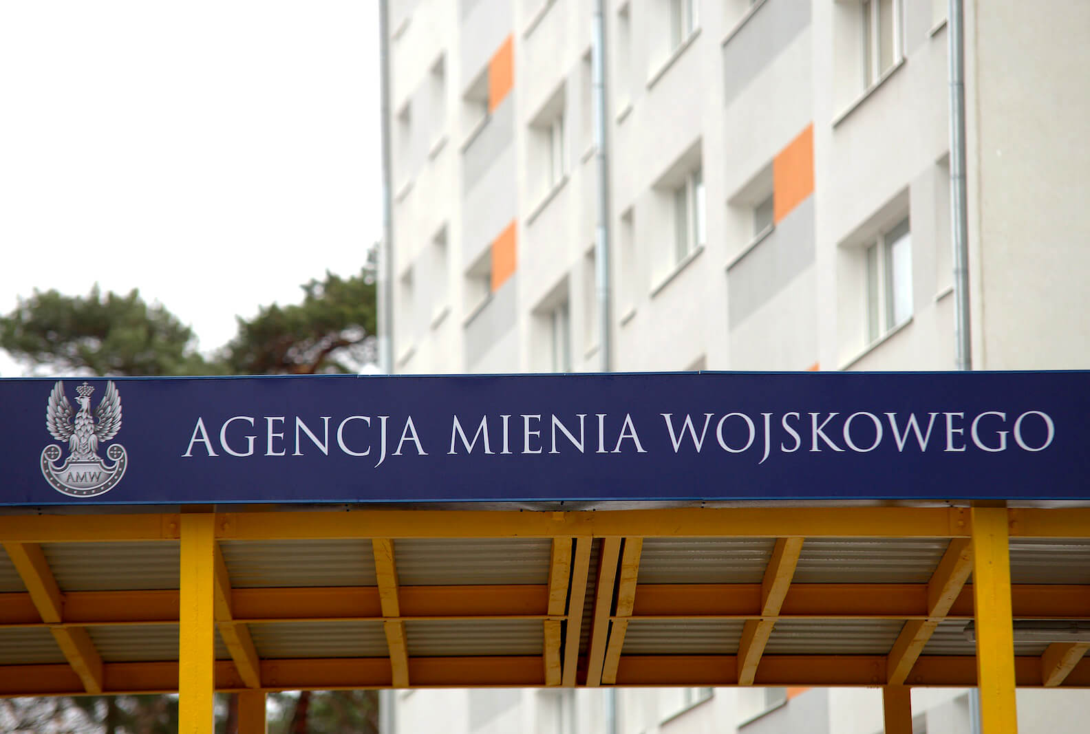 Agencja Mienia Wojskowego - kaseton wielkoformatowy nad wejściem