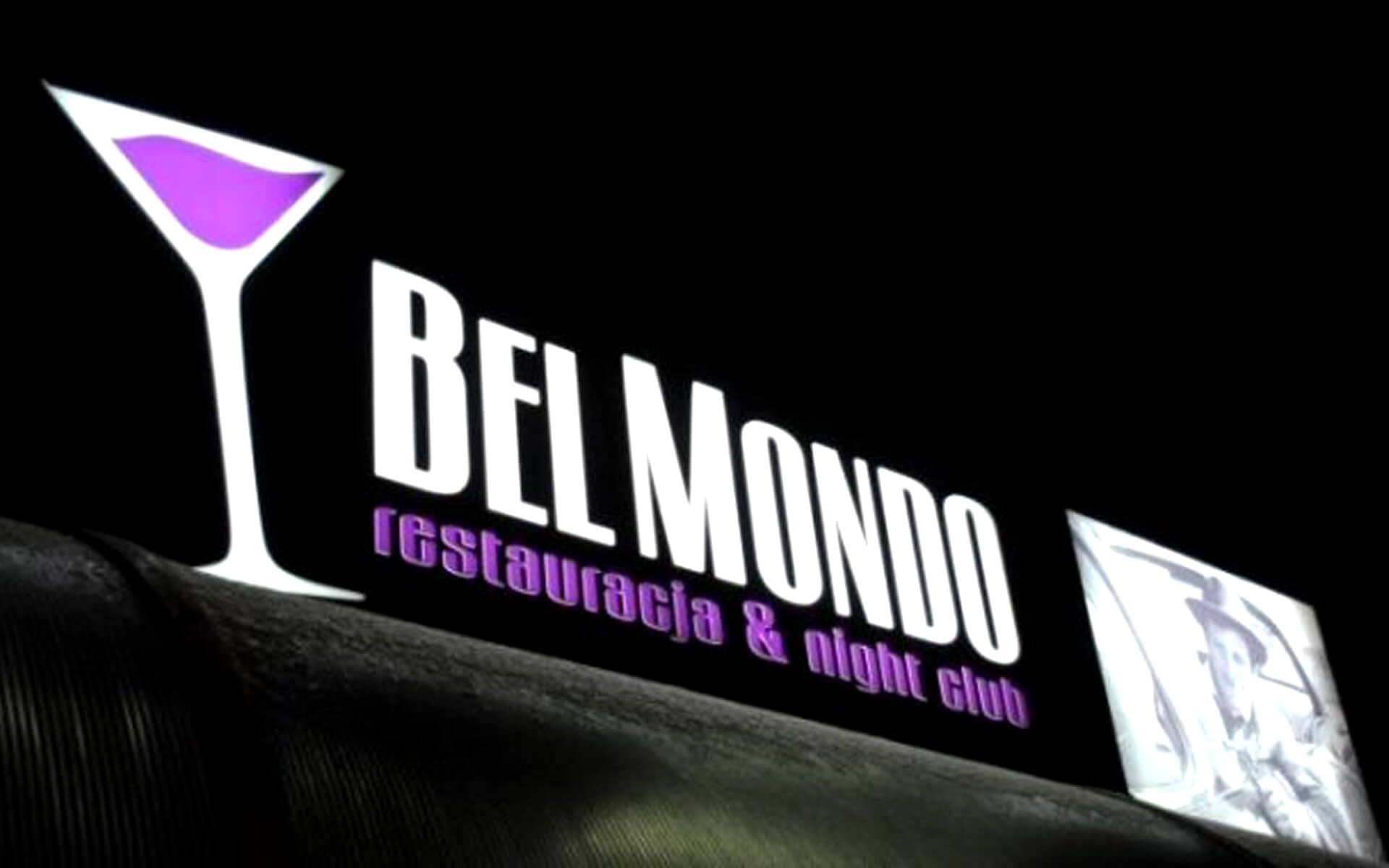 Bel Mondo - Cofre de led sobre la entrada