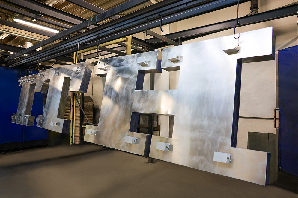 Aluminiowe litery neonu Hotel Katowice przygotowane w malarni