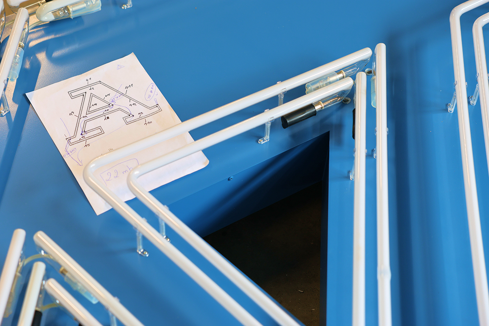 Fragment nowej konstrukcji neonu Hotel Katowice odwzorowanej w skali 1:1