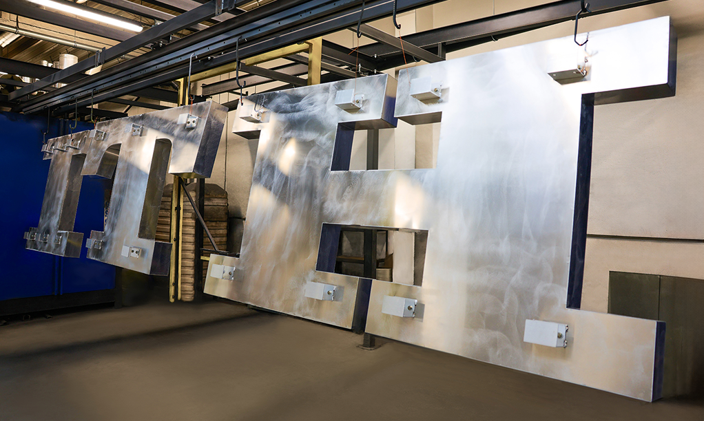 Nuova struttura delle lettere dell’insegna HOTEL KATOWICE durante la produzione