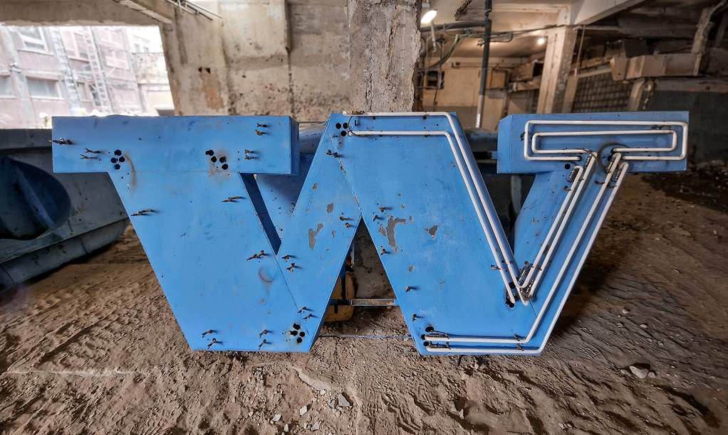 Vecchia insegna al neon dell’Hotel Katowice prima dello smontaggio